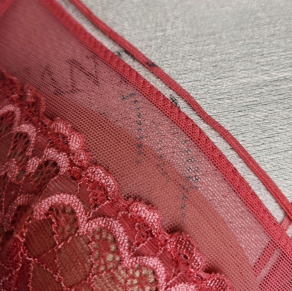 Vintage Red Lace Bra - Picture 9 of 9